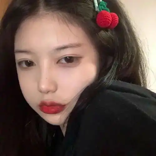 女生头像秋天的人设是沉默女孩