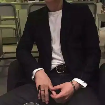 男生头像抽烟黑色系是什