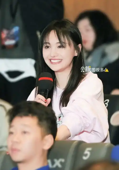 郑爽鼻子太出戏了助阵好友电影首映礼,颜值全毁在了鼻子上