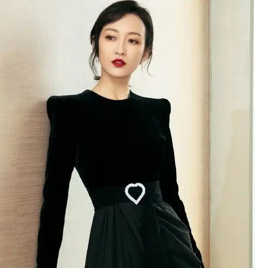王鸥美照曝光,一袭高开叉礼服尽显高贵优雅,网友女神范十足