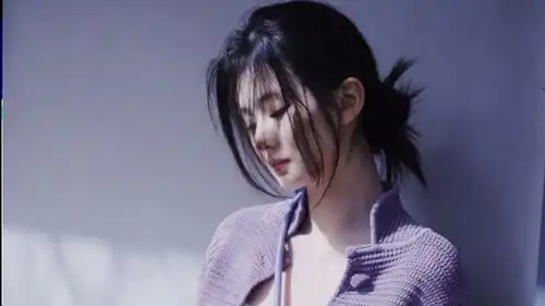 想要穿出绝美气质,就学乔欣穿紫色系套装,太美了