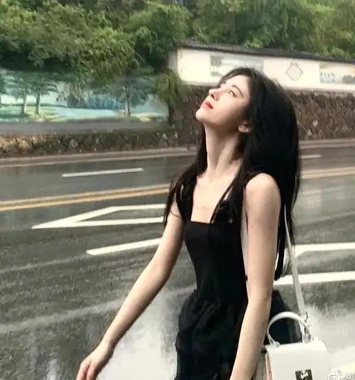 黑色系的鞠婧祎