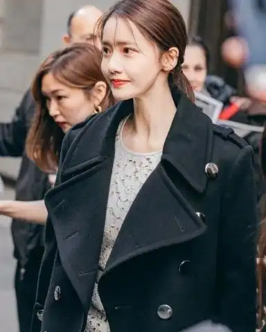 林允儿的脸真塌了,一大笑五官都变形了,韩国女神都是假的