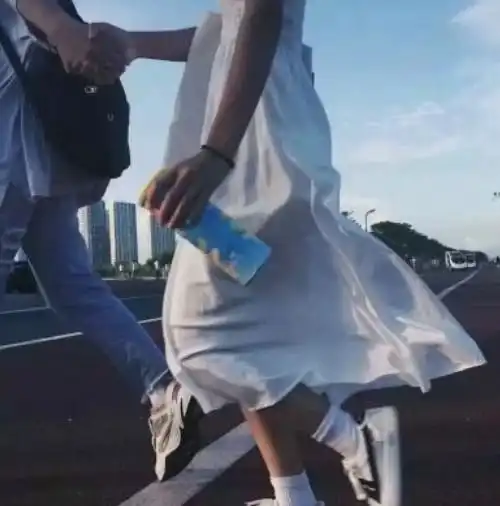 男生手带小皮筋证明有对象,那女生呢这3种回答笑出鼻涕泡