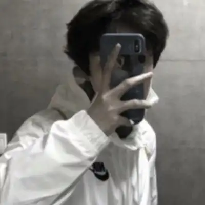 白色简约系男头像闲适