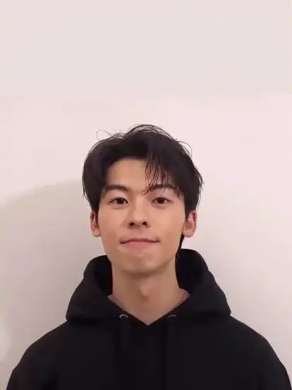 许光汉拍复古大片,金框眼镜配西服,禁欲时尚魅力难挡