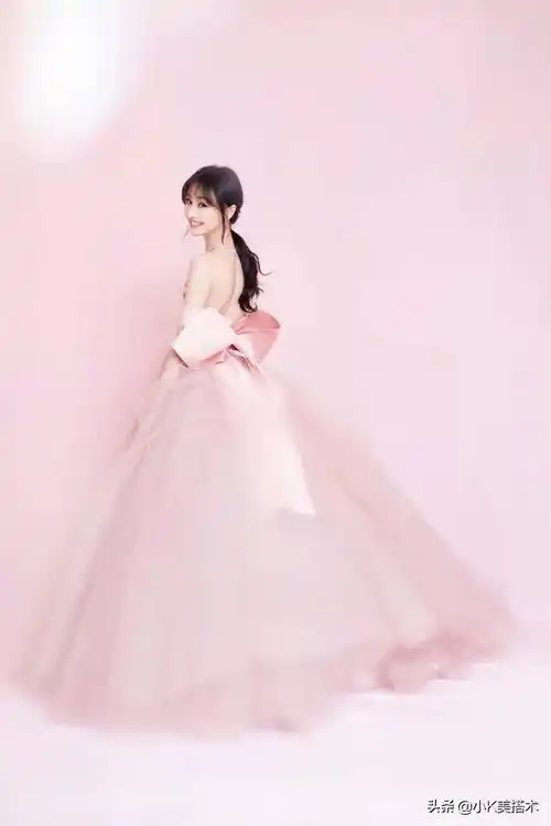 郑爽助阵好友电影首映礼,穿粉色卡通卫衣少女感十足,笑容太甜了