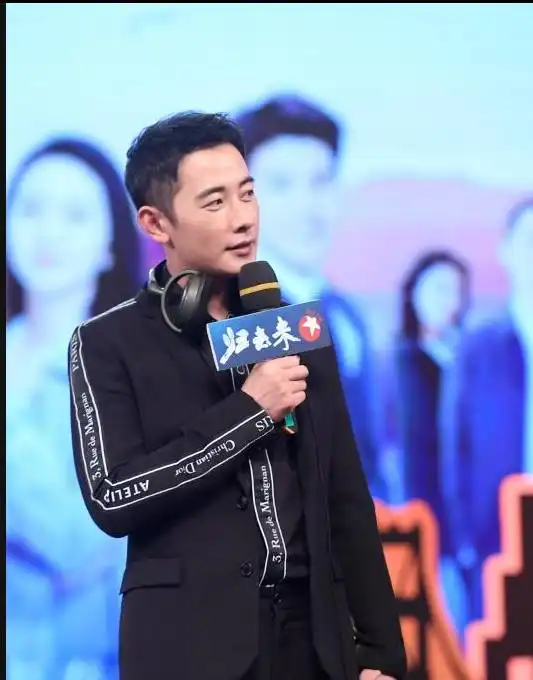 归去来发布会唐嫣罗晋身穿黑色系情侣装同台亮相cp感呼之欲出