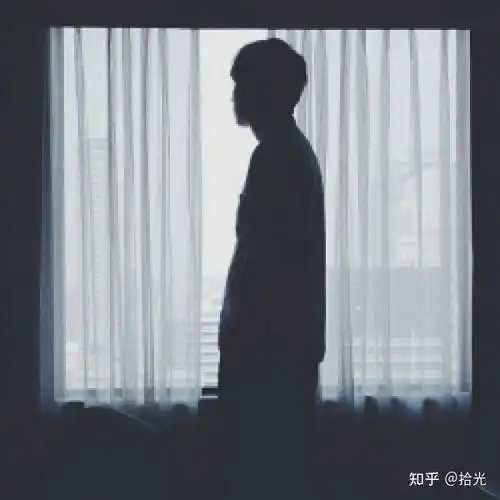 男生头像抽烟黑色系是什