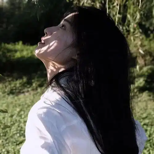 女生头像失落时悄悄伸出手和风击个掌