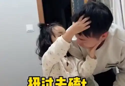 郑州一夫妻闹矛盾,女儿按头让爸爸磕头给妈妈道歉为家操碎了心