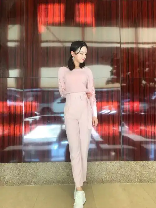 蓝湾女神图鉴上场能挥杆,下场拍得嗨